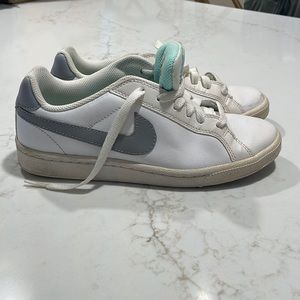 Nike Court Majestic - Womens 6